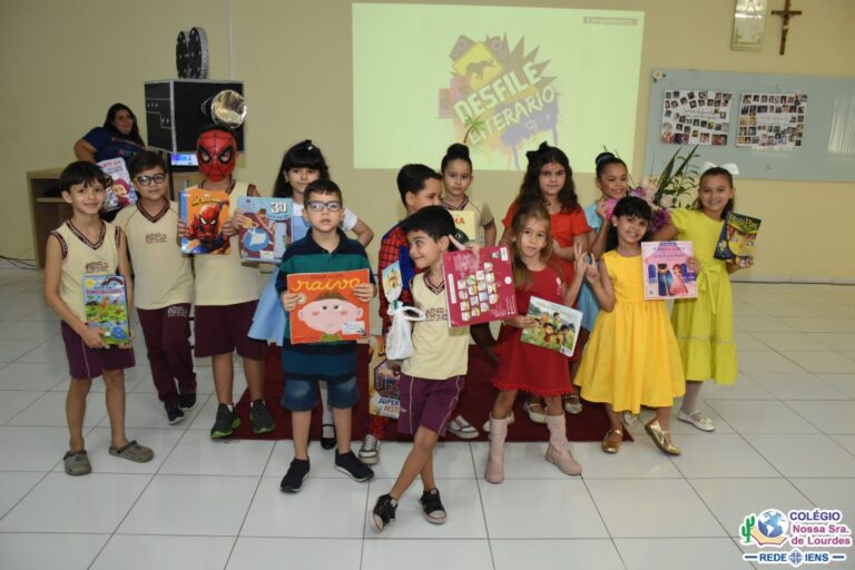 Leia mais sobre o artigo Desfile Literário das turmas do 2º anos do Ensino Fundamental – AI. Turma 21.